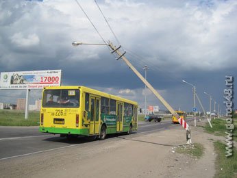 Накренившийся столб принадлежит федеральной дорожной службе Накренившийся столб принадлежит федеральной дорожной службе