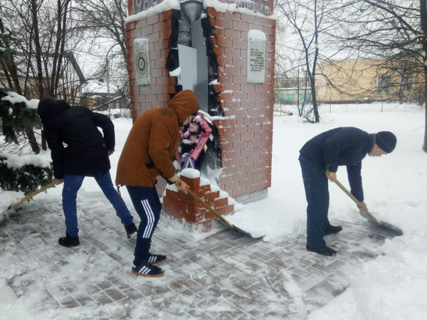 Волонтеры Усмани привели в порядок памятники Волонтеры Усмани привели в порядок памятники