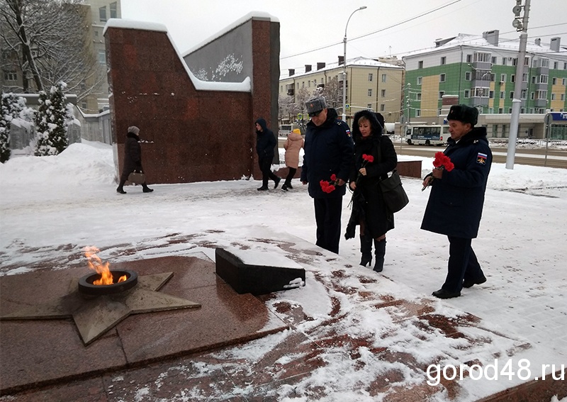 Герой Советского Союза и Герой России возложили цветы к вечному огню Герой Советского Союза и Герой России возложили цветы к вечному огню