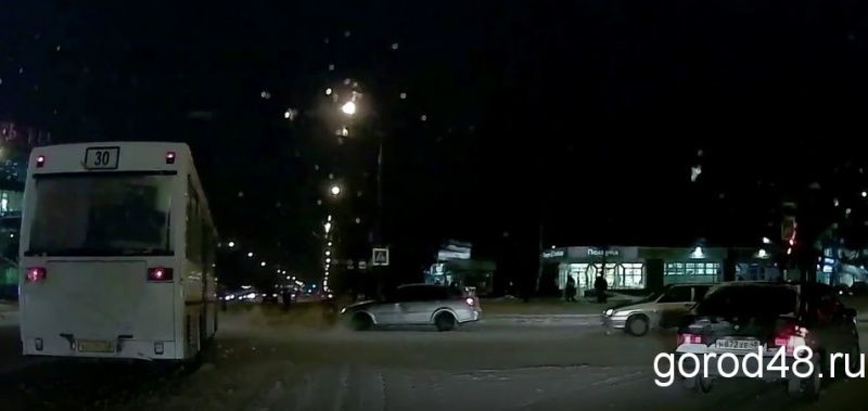 Муниципальный автобус поймали на опасном маневре Муниципальный автобус поймали на опасном маневре