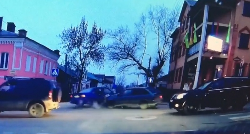 Спешащий водитель поплатился за нетерпение аварией Спешащий водитель поплатился за нетерпение аварией