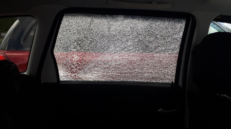 В «Университетском» расстреляли стёкла автомобилей В «Университетском» расстреляли стёкла автомобилей