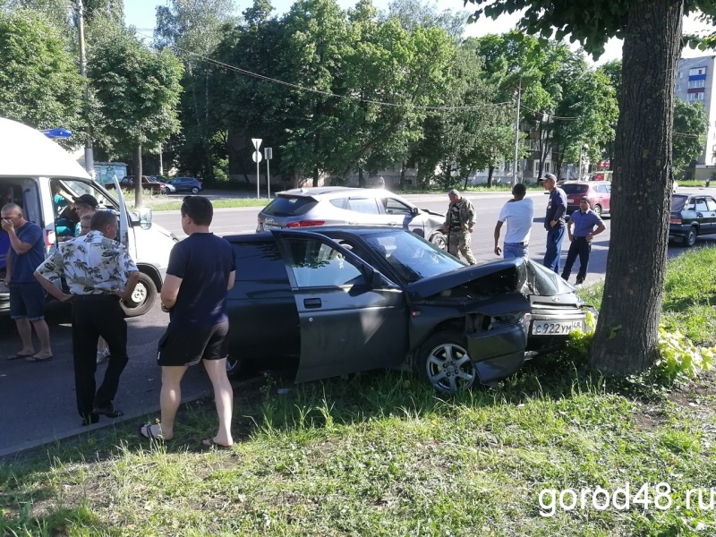 На улице Гагарина «ВАЗ» врезался в дерево На улице Гагарина «ВАЗ» врезался в дерево