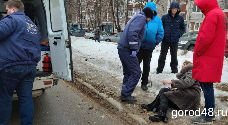 В Липецке «маршрутка» наехала на женщину на остановке В Липецке «маршрутка» наехала на женщину на остановке