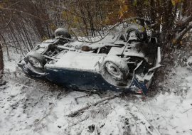 Три автомобиля перевернулись в снежный день на дорогах области