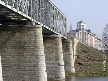 В Ельце 42-летний мужчина остановил поезд и перекрыл мост В Ельце 42-летний мужчина остановил поезд и перекрыл мост