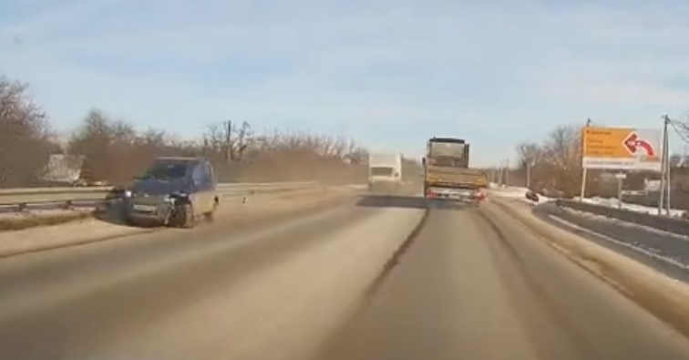 В Липецке у автомобиля на ходу оторвалось колесо В Липецке у автомобиля на ходу оторвалось колесо