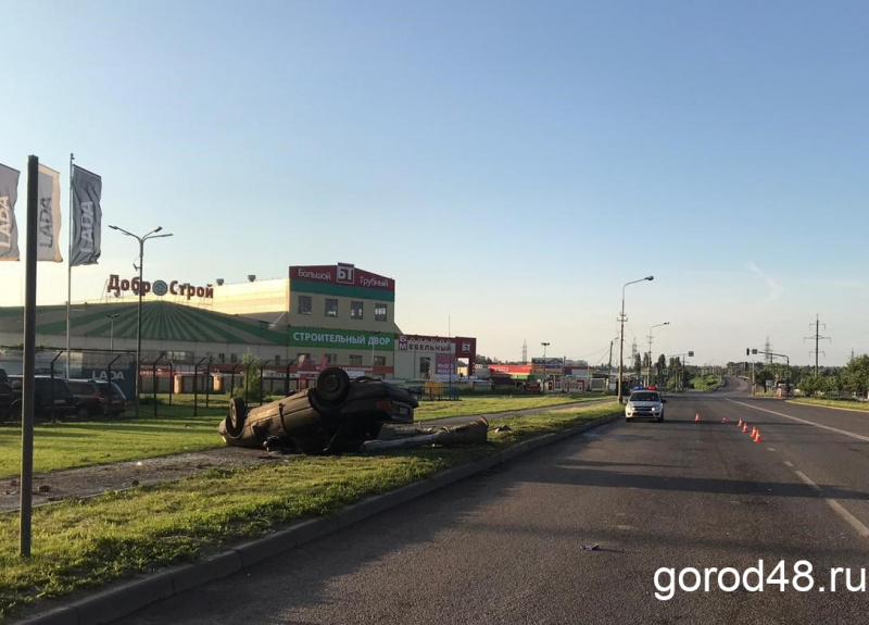 Два автомобиля опрокинулись за праздничные дни Два автомобиля опрокинулись за праздничные дни