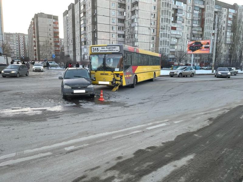 На проспекте 60 лет СССР произошло массовое ДТП с участием автобуса На проспекте 60 лет СССР произошло массовое ДТП с участием автобуса
