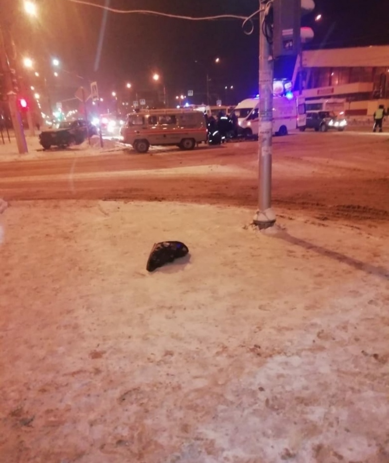 Три человека пострадали в аварии у вокзала в Липецке Три человека пострадали в аварии у вокзала в Липецке
