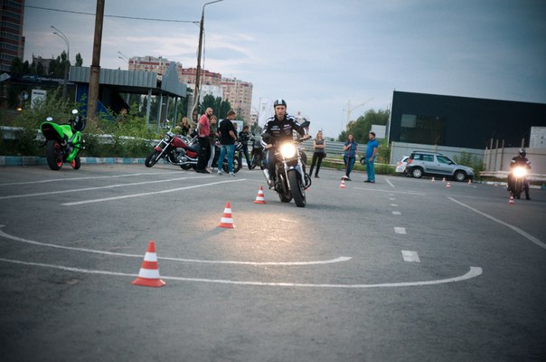 Движение липецк. Мотоджимхана Липецк. Мотоциклист на площадке. Мотоцикл на площадке многоквартирного. Площадки для мотоциклистов в Великом Новгороде.