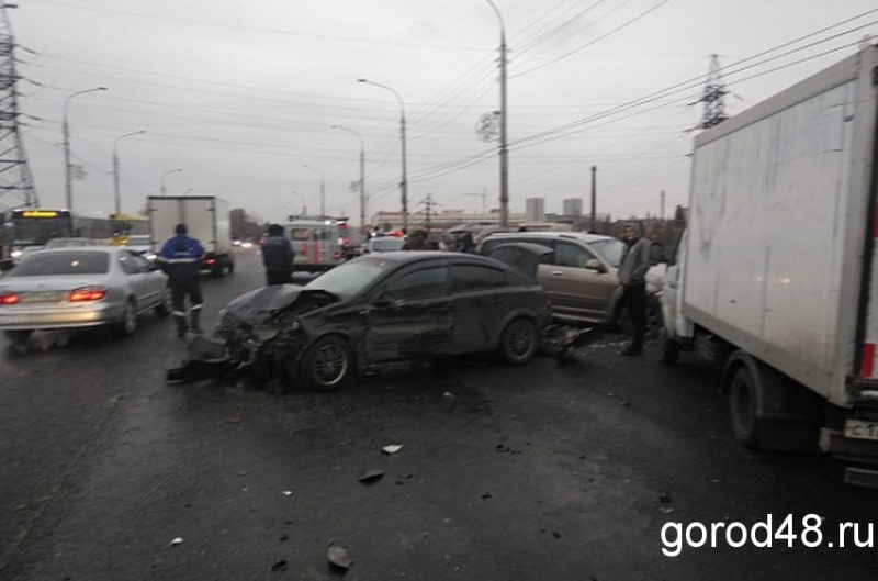 Главврач «скорой помощи»: в аварии у кольца Трубного завода пострадали 9 человек Главврач «скорой помощи»: в аварии у кольца Трубного завода пострадали 9 человек