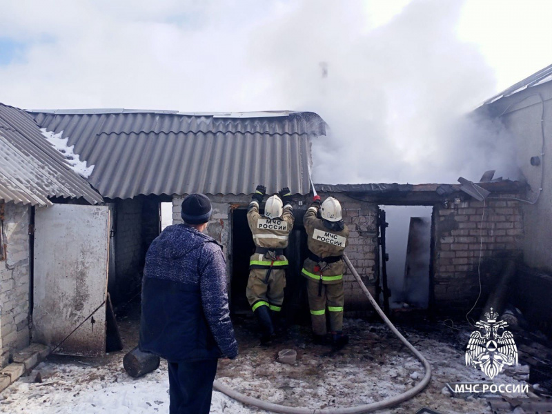 Пожарным удалось спасти от огня дом и три гаража 