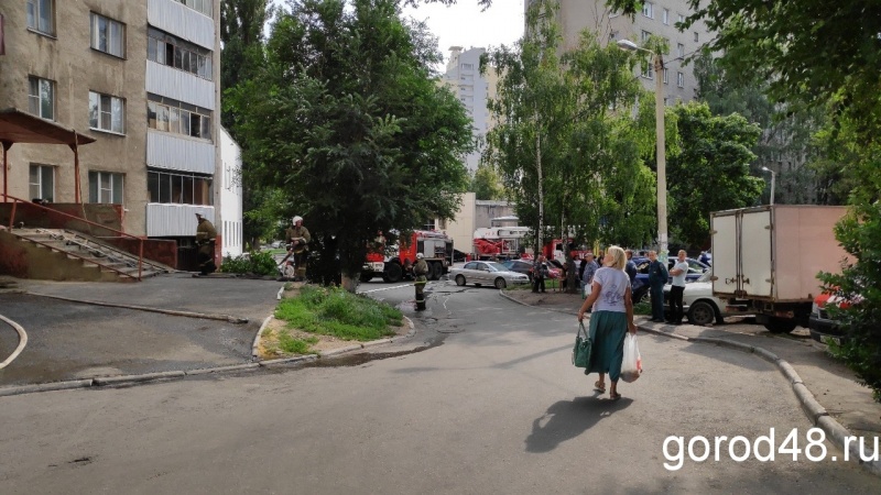 Пожарные тушили возгорание в 16-этажке на улице Космонавтов Пожарные тушили возгорание в 16-этажке на улице Космонавтов