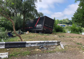 Липецкая фура чуть не свалилась в реку Дон