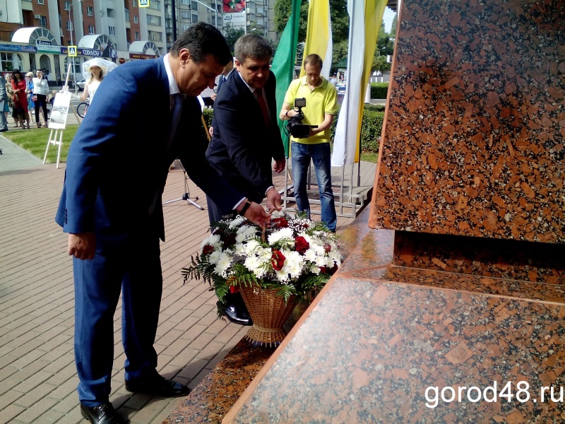 Гости Липецка возложили цветы к памятнику Митрофану Клюеву Гости Липецка возложили цветы к памятнику Митрофану Клюеву