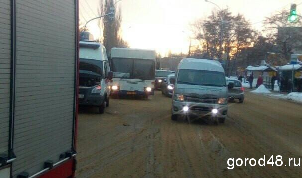Женщина попала под автобус на пешеходном переходе Женщина попала под автобус на пешеходном переходе