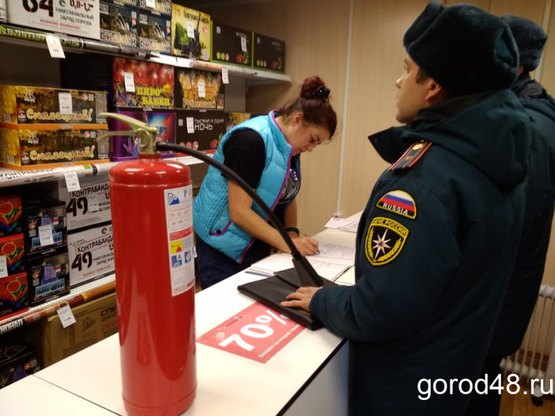 В Липецке проверили торговцев пиротехникой В Липецке проверили торговцев пиротехникой