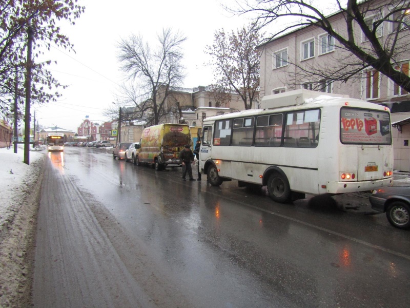 В тройном столкновении на улице Фрунзе пострадали двое В тройном столкновении на улице Фрунзе пострадали двое