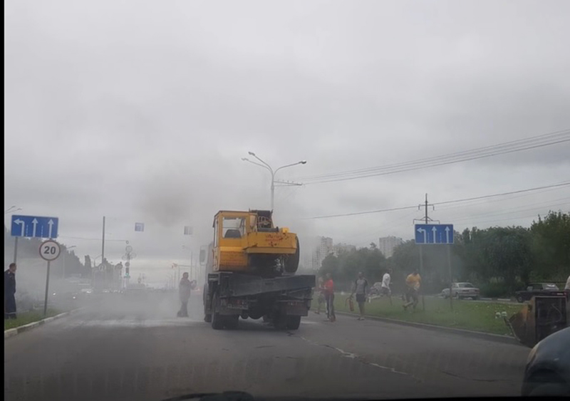 Возгорание автокрана потушили водители Возгорание автокрана потушили водители