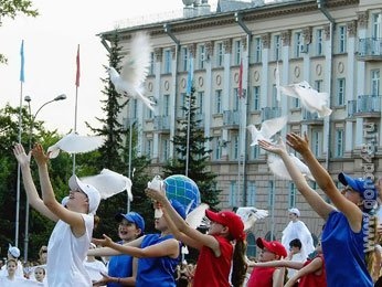 На прощальном балу одиннадцатиклассники Липецка выпустят в небо несколько десятков белых голубей На прощальном балу одиннадцатиклассники Липецка выпустят в небо несколько десятков белых голубей