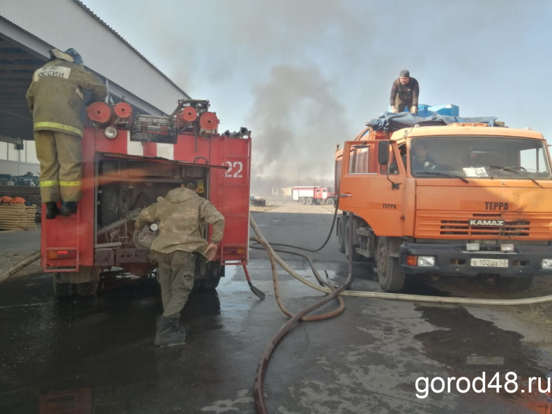 В особой экономической зоне «Данков» тушат серьезный пожар В особой экономической зоне «Данков» тушат серьезный пожар
