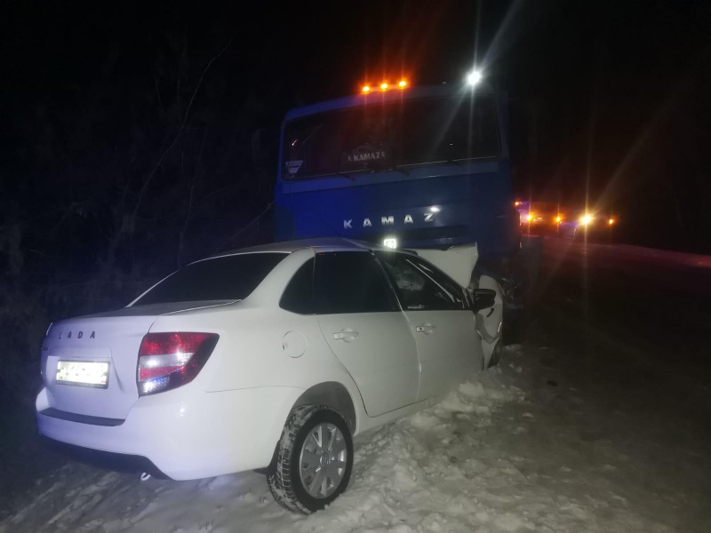 В столкновении «Лады Гранты» и «КамАЗа» погиб 46-летний водитель