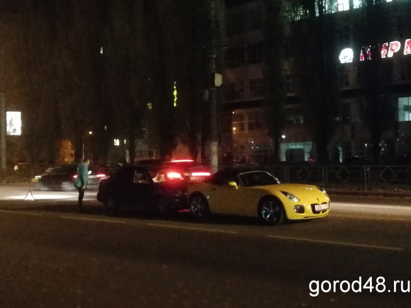 Спорткар попал в аварию в Липецке Спорткар попал в аварию в Липецке
