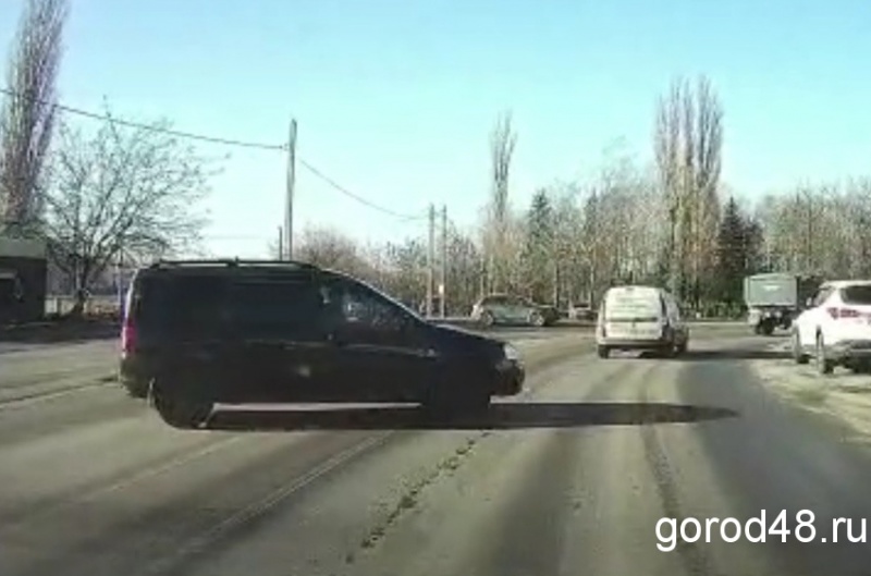 Лихой разворот через сплошную чуть не спровоцировал аварию у кладбища Лихой разворот через сплошную чуть не спровоцировал аварию у кладбища