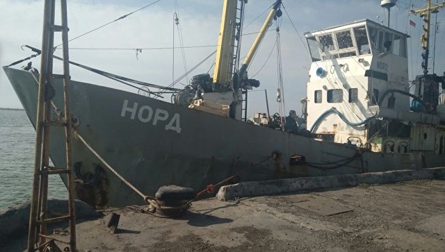 Украинские пограничники задержали на Азове судно под российским флагом Украинские пограничники задержали на Азове судно под российским флагом