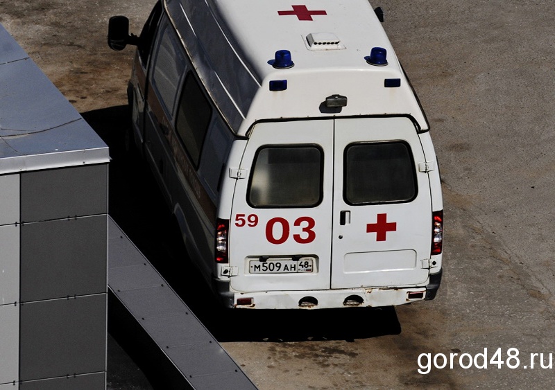 Спасатели доставали пострадавших из разбитой в лобовом столкновении легковушки Спасатели доставали пострадавших из разбитой в лобовом столкновении легковушки