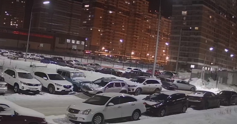 Водитель не вписался в поворот и врезался в припаркованный «ВАЗ» Водитель не вписался в поворот и врезался в припаркованный «ВАЗ»