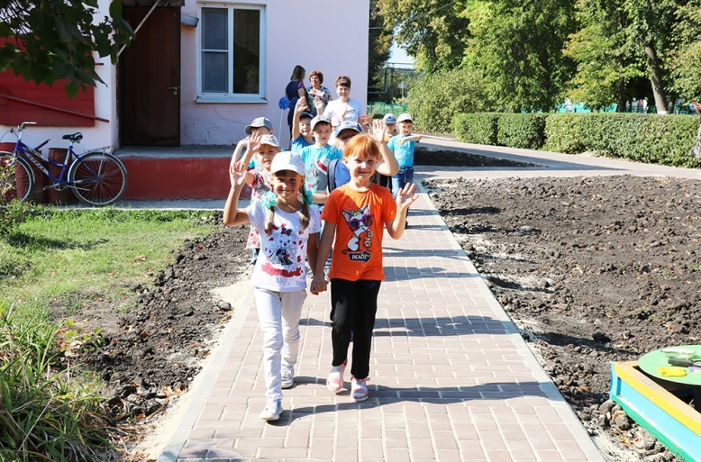 Плиткой с общественных пространств замостят площадки и дорожки в разных районах Липецка Плиткой с общественных пространств замостят площадки и дорожки в разных районах Липецка