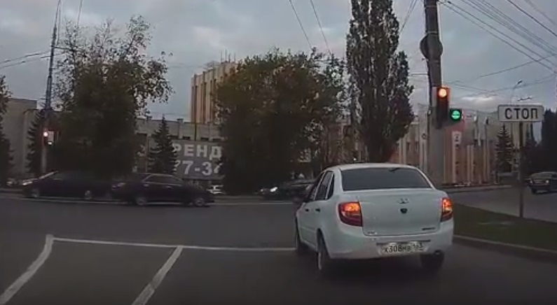 Липчанин снял свою комичную аварию на видео Липчанин снял свою комичную аварию на видео