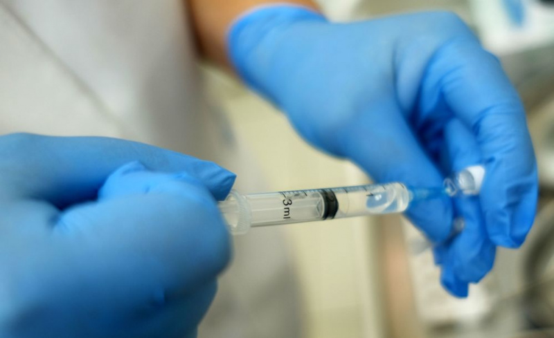 Массовую вакцинацию от COVID-19 в России могут начать в ноябре Массовую вакцинацию от COVID-19 в России могут начать в ноябре