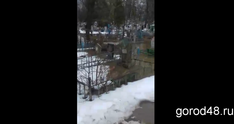 Одно из кладбищ города затопило талыми водами Одно из кладбищ города затопило талыми водами