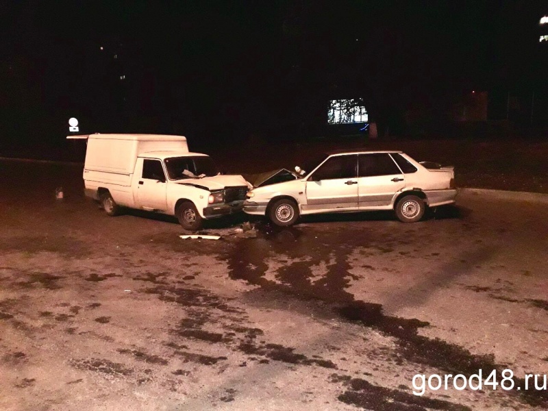 На улице Циолковского в столкновении автомобилей «ИЖ» и «ВАЗ» пострадали два человека На улице Циолковского в столкновении автомобилей «ИЖ» и «ВАЗ» пострадали два человека