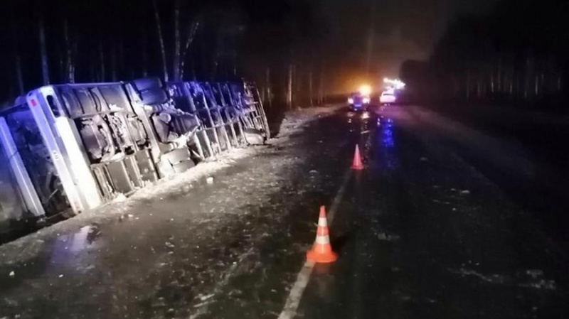 В Псковской области автобус упал в кювет В Псковской области автобус упал в кювет