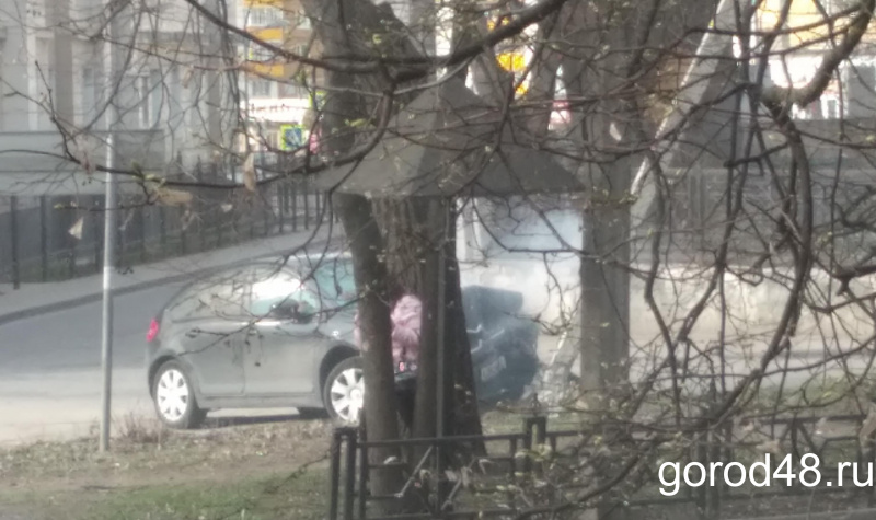Рано утром на улице Тельмана автомобиль врезался в бетонный столб Рано утром на улице Тельмана автомобиль врезался в бетонный столб