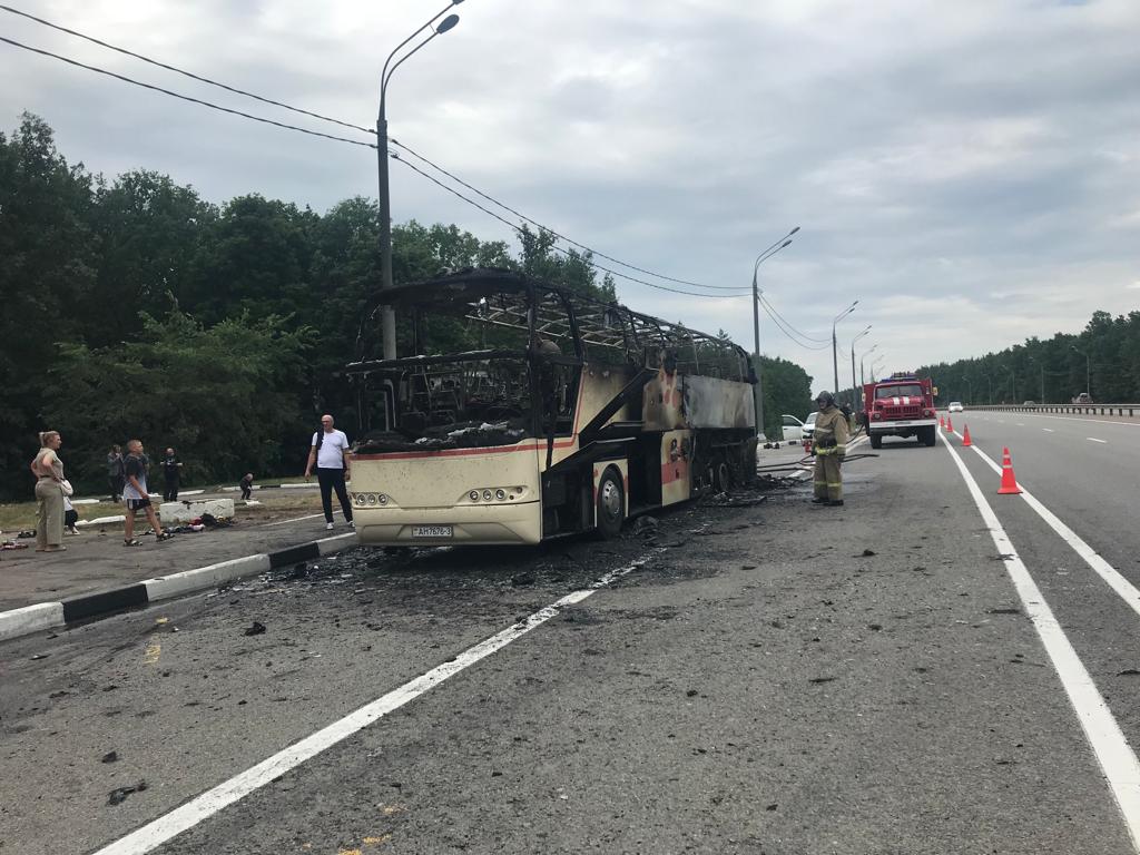 Туристический автобус из Беларуси сгорел на трассе «Дон» в Липецкой области