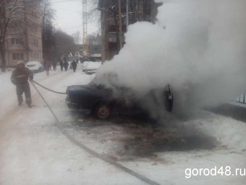 В Липецке сгорел автомобиль В Липецке сгорел автомобиль