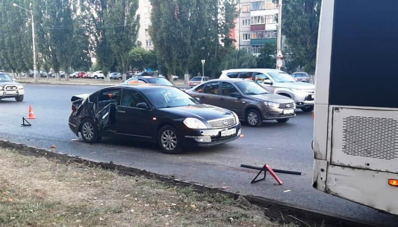 На улице Водопьянова столкнулись легковой автомобиль и автобус На улице Водопьянова столкнулись легковой автомобиль и автобус