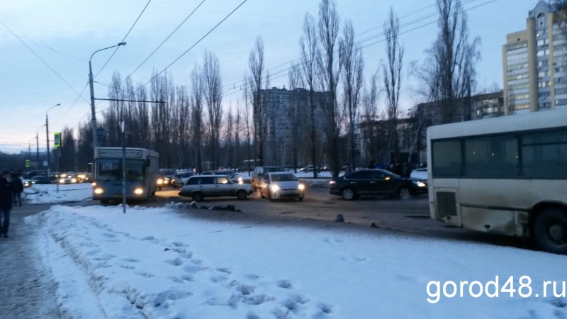 На улице Водопьянова огромная пробка из-за тройного ДТП На улице Водопьянова огромная пробка из-за тройного ДТП