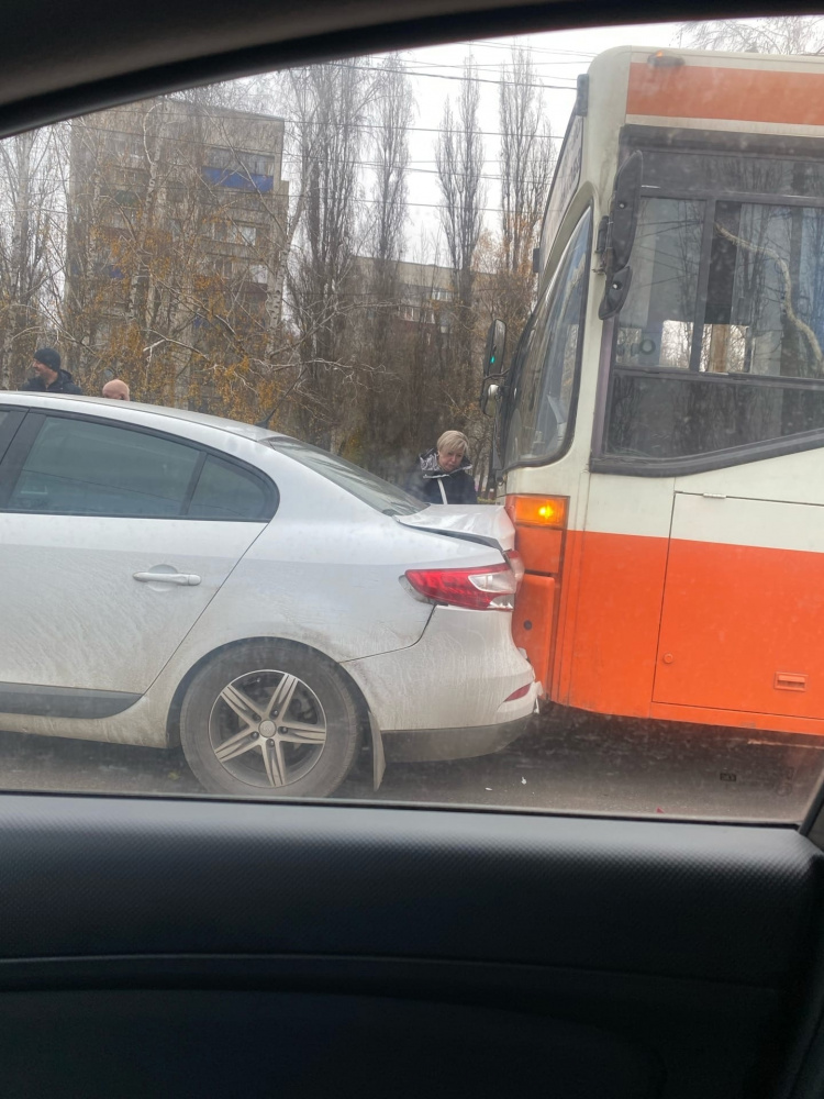 В Липецке столкнулись автобус и две легковушки