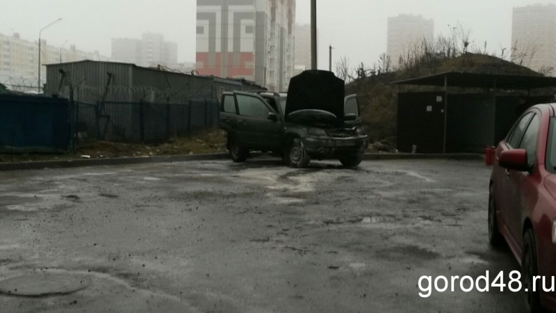 Строители помогли тушить загоревшийся внедорожник Строители помогли тушить загоревшийся внедорожник