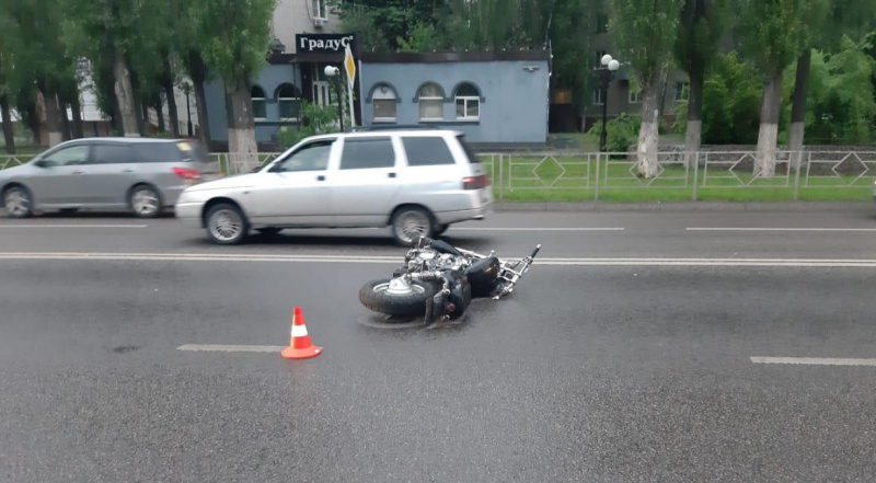Мотоцикл опрокинулся на улице Космонавтов Мотоцикл опрокинулся на улице Космонавтов