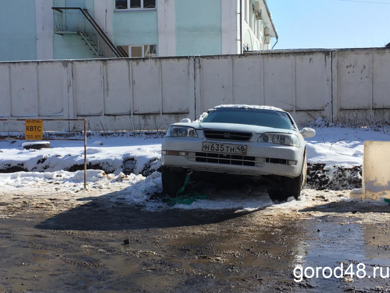 «Хонда» свалилась в траншею на Боевом проезде «Хонда» свалилась в траншею на Боевом проезде