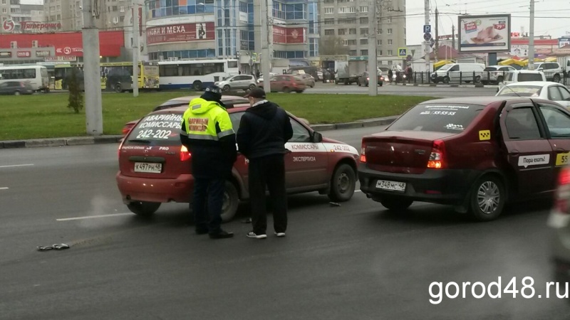 Аварийный комиссар попал в ДТП на площади Победы Аварийный комиссар попал в ДТП на площади Победы