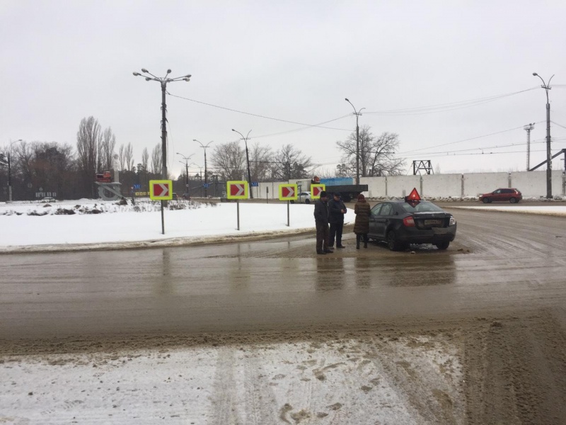 В Липецке водитель врезался в автомобиль женщины и скрылся с места аварии В Липецке водитель врезался в автомобиль женщины и скрылся с места аварии