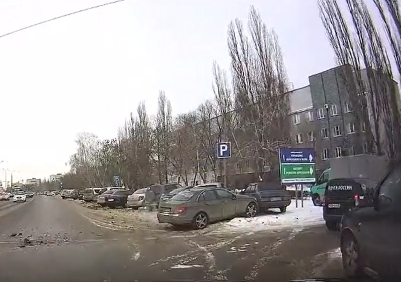 В Липецке автомобиль повредил три машины В Липецке автомобиль повредил три машины